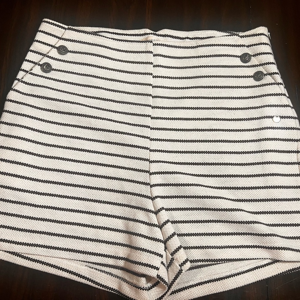 Deluxe Striped Black and White Women Shorts.Preowned